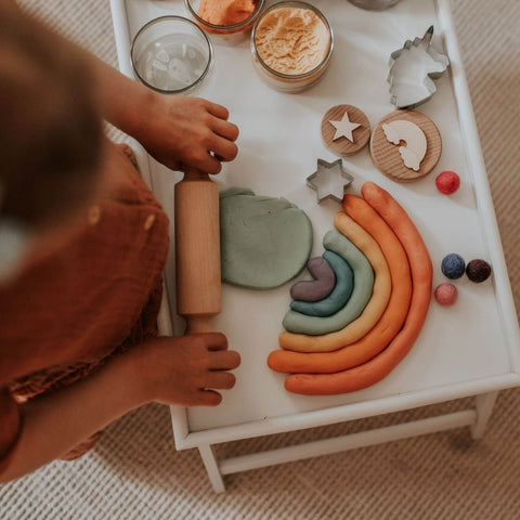 Spielerisch fördern: Wie Knete die Feinmotorik von Kindern stärkt